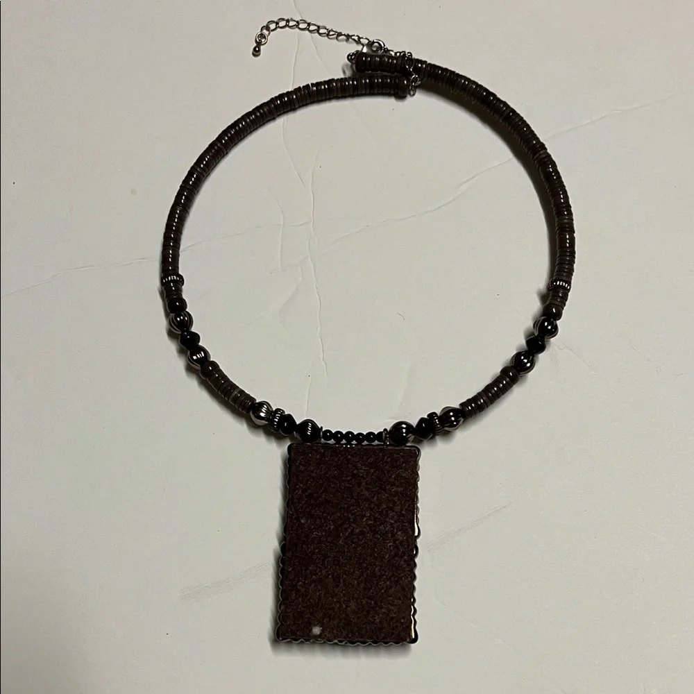 Elegant Brown and Cream Pendant Necklace - Picture 4 of 4